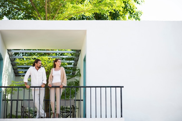 Photo couple talking on the balcony during vacation