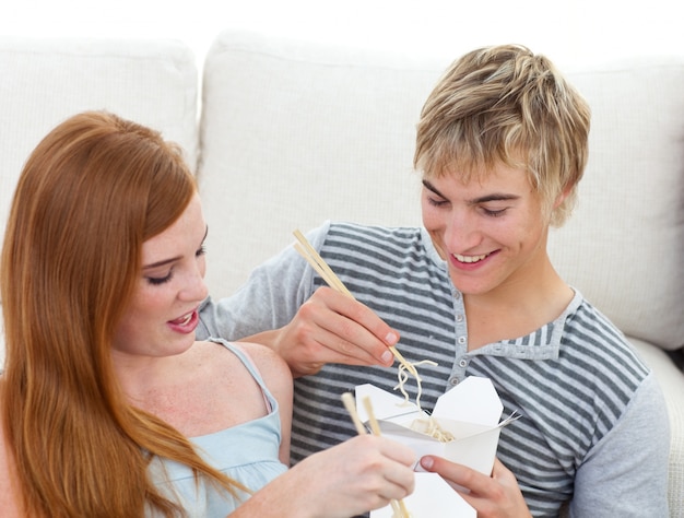 Coppia di adolescenti mangiare pasta