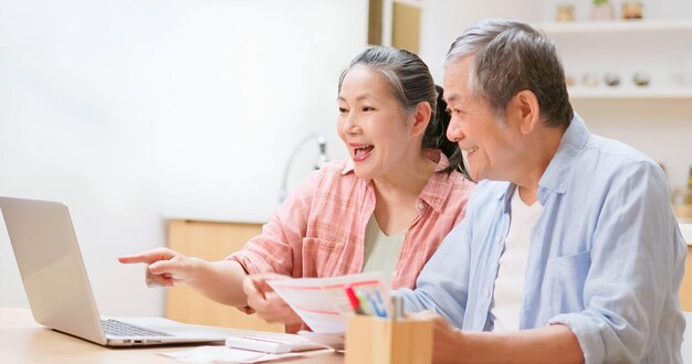 テレワークをしている夫婦と子供