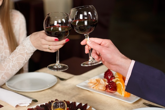 Couple toasting wineglasses 