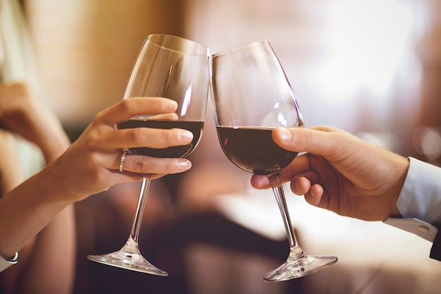 Photo couple toasting wineglasses