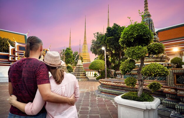 Foto coppia di turisti nel wat pho