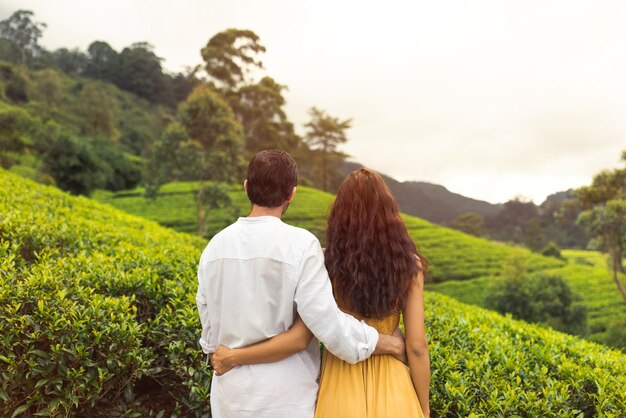 スリランカの山脈にある緑茶のテラスへの旅行中の観光夫婦