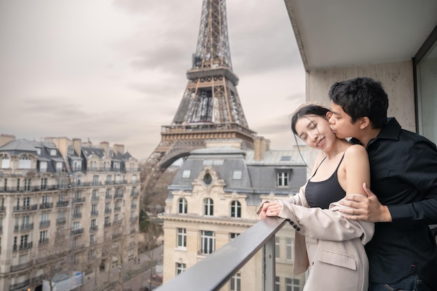 エッフェル塔の前のカップルの観光客パリ