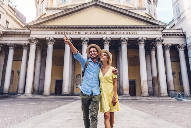 Coppia di turisti che camminano nella città di milano, italia - persone che visitano roma