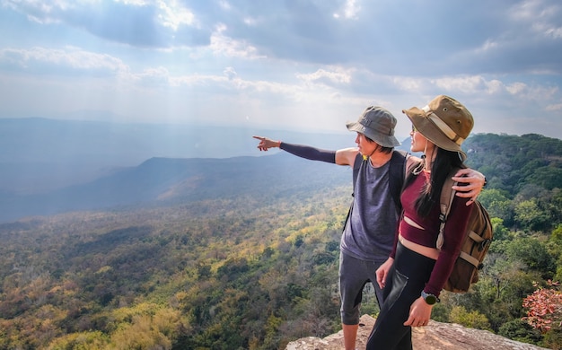 写真 カップル旅行者は山の上にあり、休日に自然の写真を撮影しています。