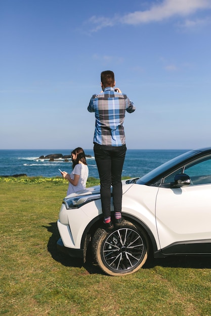 Photo couple traveling by car photographing the landscape