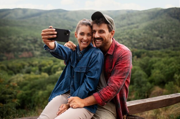 Coppia in viaggio nella natura e prendendo selfie insieme