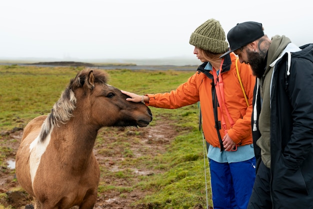 Photo couple traveling together in country side