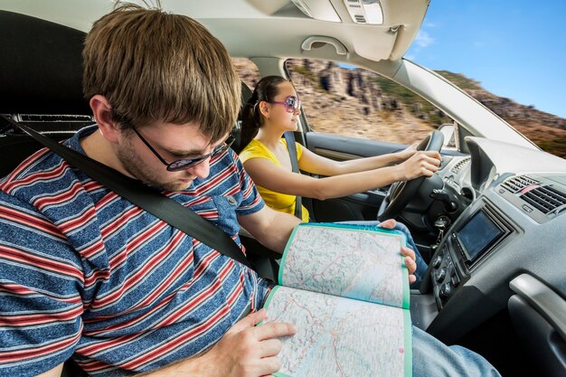 Coppia che viaggia in auto in montagna