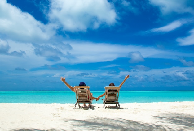 Foto coppia su una spiaggia tropicale alle maldive