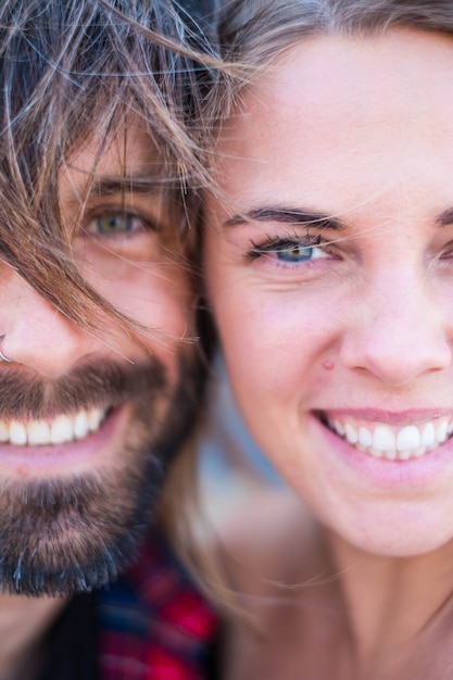 Photo couple of two adults and beautiful and attractive people looking at the camera - portrait and close up of woman and man smiling near