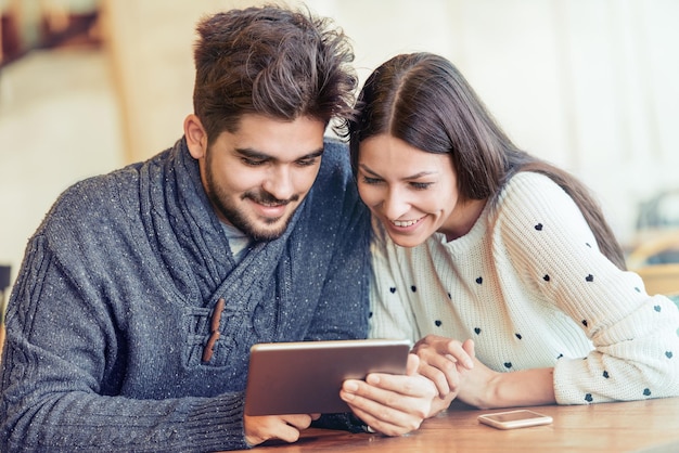 Photo couple use phone