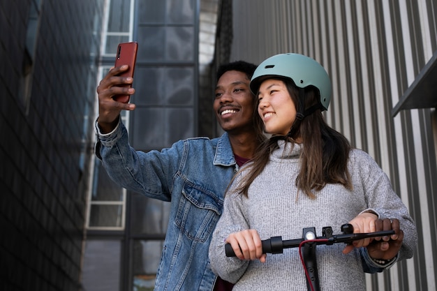 Foto coppia utilizzando scooter elettrico per il trasporto