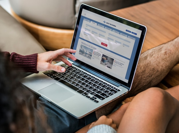 Photo couple using laptop together