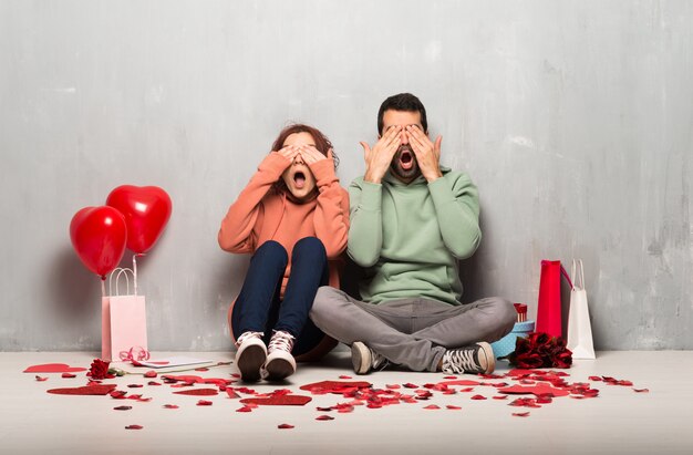 Coppia in giorno di san valentino che copre gli occhi a mano