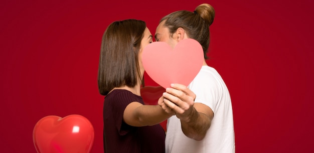 Photo couple in valentine day holding a heart symbol