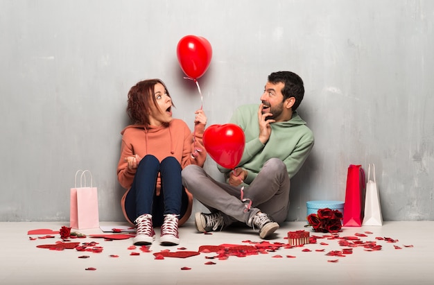 Foto coppia nel giorno di san valentino con palloncini a forma di cuore