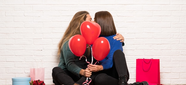 Пара в день Святого Валентина с воздушными шарами в форме сердца