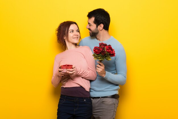 Пара в день Святого Валентина с цветами и подарками
