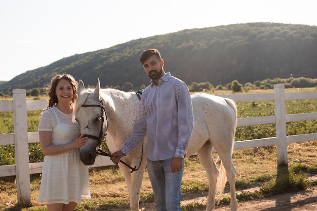 Le coppie camminano al ranch durante il giorno d'estate