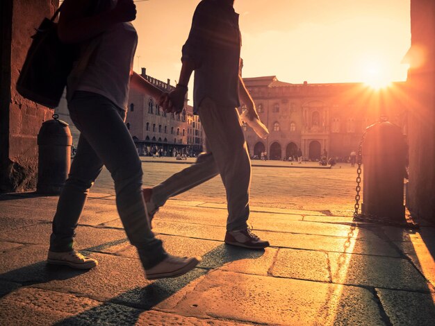 Photo couple walking in the city at sunset