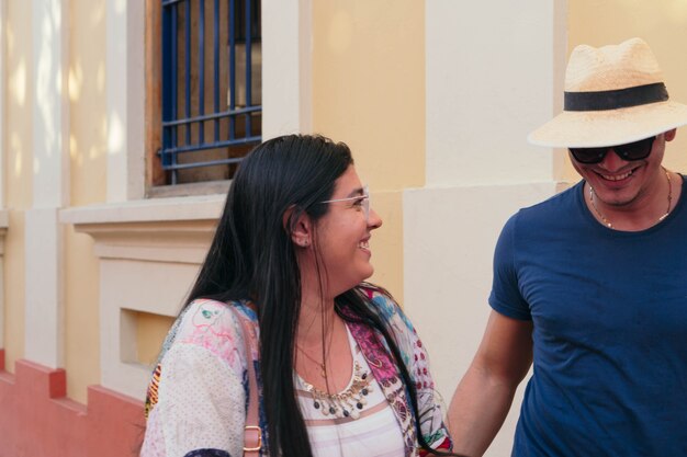 Photo couple walking down the street while talking