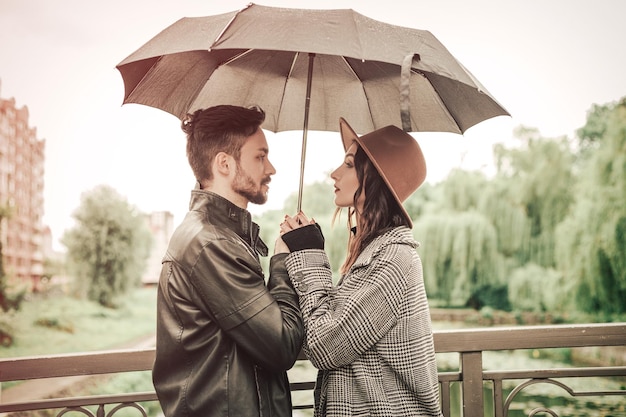 Photo couple walking outside