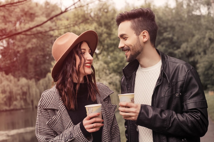 Photo couple walking outside