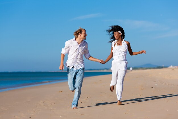 Пара гуляет и бегает по пляжу
