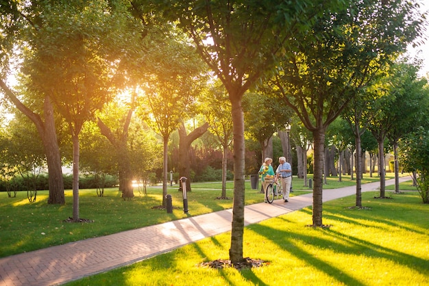 Photo couple walking with bike