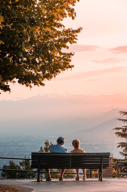 Photo couple watching sunset in turin