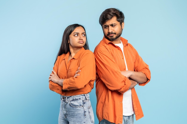 Photo couple with arms crossed in disagreement on blue background