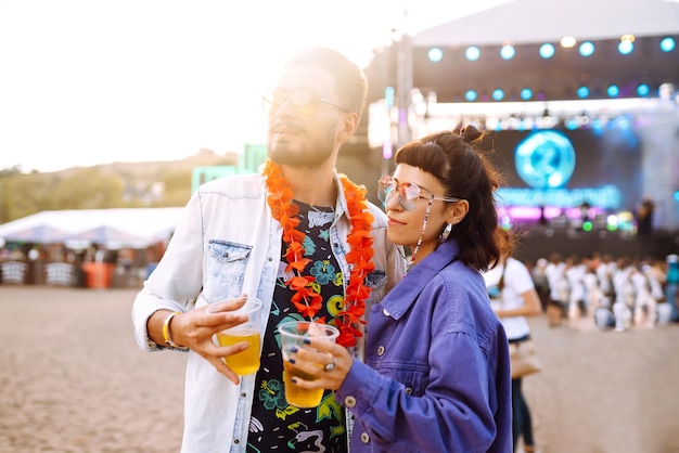 音楽祭夏のビーチ パーティー休日休暇の概念でビールとカップルします。