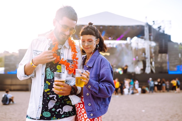 音楽祭夏のビーチ パーティー休日休暇の概念でビールとカップルします。