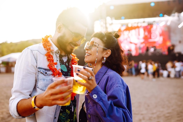음악 축제 여름 해변 파티 휴가 휴가 개념에서 맥주와 커플