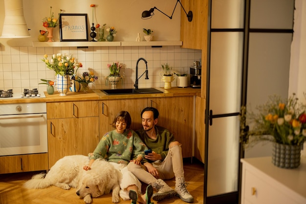 Photo couple with dog on kitchen at home