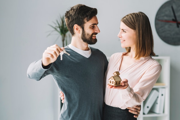 Photo couple with house and keys