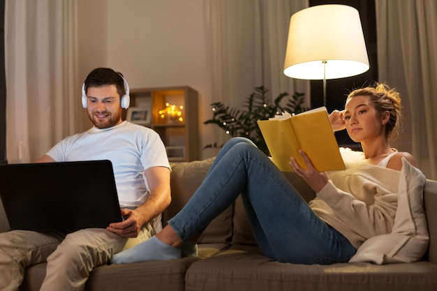 Photo couple with laptop computer and book at home