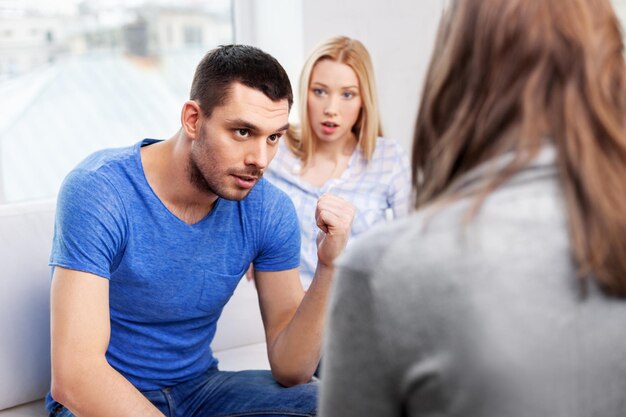 Photo couple with problem at family psychologist office