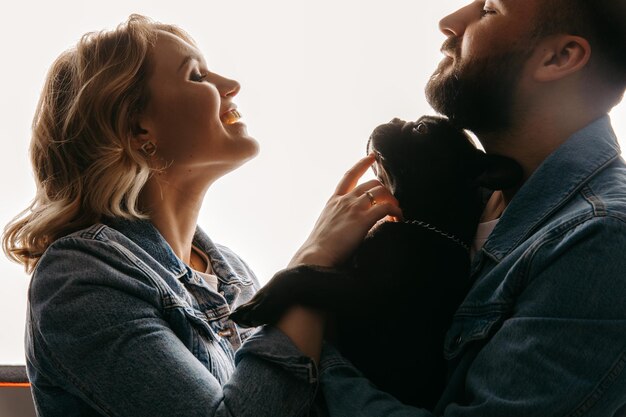 膝の上に子犬を乗せたカップル