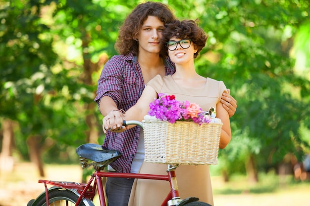 Пара с ретро-велосипедом в парке