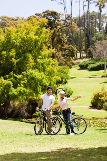 公園に自転車を持っているカップル