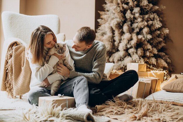 Photo couple with their kitten celebrating christmas