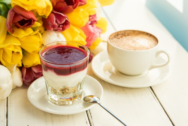 カップル：ヨーグルトとテーブルの上のコーヒー。