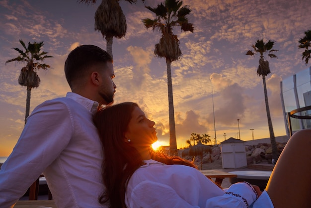 Photo couple young in beach vacation sunrise