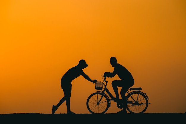 写真 カップルは夕日を楽しんでいます。