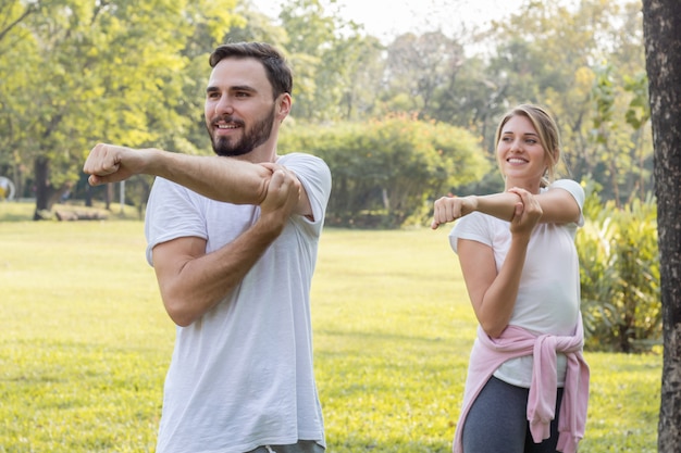 Couples are exercising in the park.