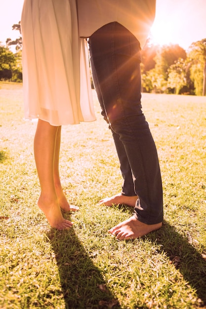 Photo couples bare feet standing on grass on a sunny day