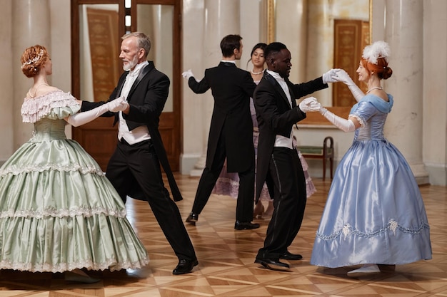 Фото Пары танцуют вальс в бальном зале дворца.